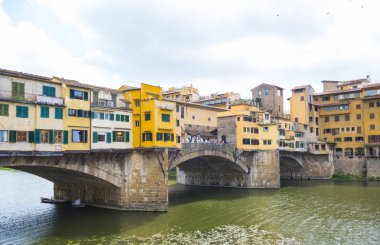 Iconic Vecchio Köprüsü nehir üzerinde Floransa'da Arno Ponte Vecchio denir.