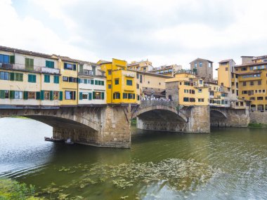 Iconic Vecchio Köprüsü nehir üzerinde Floransa'da Arno Ponte Vecchio denir.