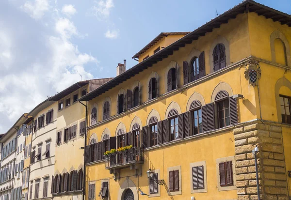 Os belos edifícios na Praça Pitti em Florença - estilo italiano — Fotografia de Stock