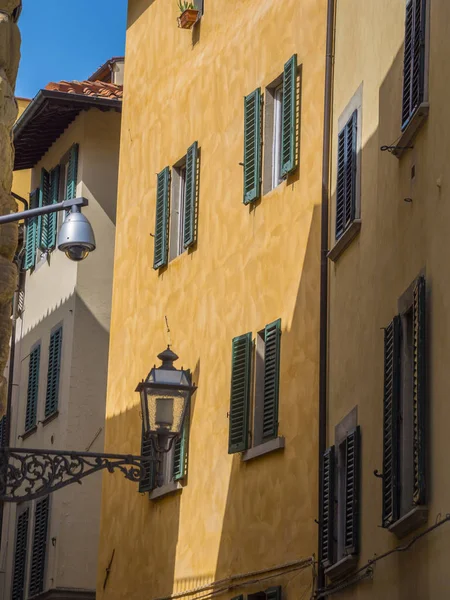 The beautiful buildings at Pitti Square in Florence - Italian style — Stock Photo, Image