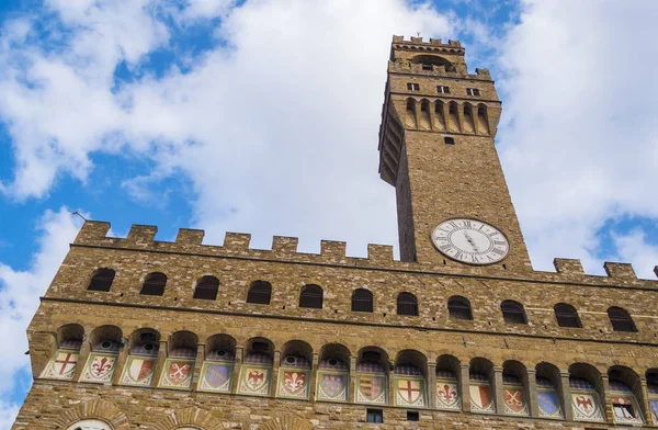 フィレンツェのヴェッキオ宮殿の歴史的な市内中心部の有名なヴェッキオ宮殿 — ストック写真