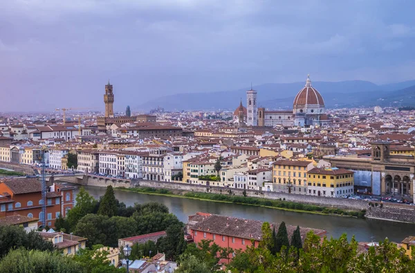 Piazzale Michelangelo Floransa Michelangelo Meydanı'na üzerinden panoramik görünüm adı