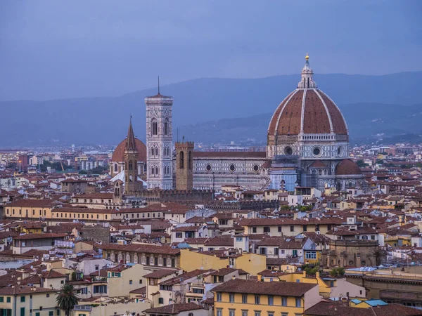 Piazzale Michelangelo Floransa Michelangelo Meydanı'na üzerinden panoramik görünüm adı