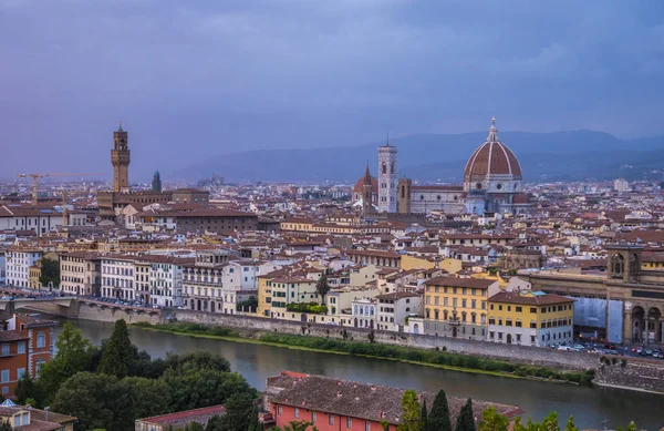 Piazzale Michelangelo Floransa Michelangelo Meydanı'na üzerinden panoramik görünüm adı
