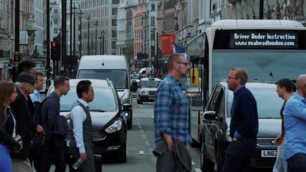 Ludzie chodzą przez city of London w zwolnionym tempie - Londyn - Anglia - 5 września 2017 r. — Wideo stockowe