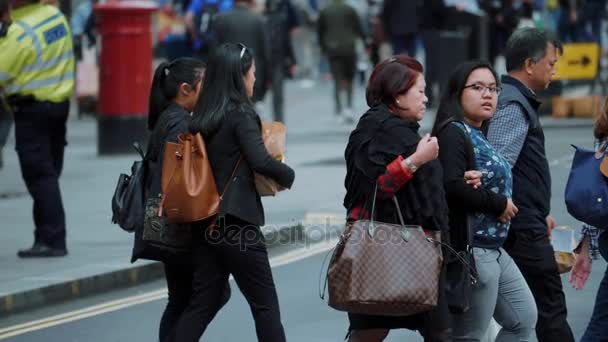 As pessoas caminham pela cidade de Londres em câmera lenta - LONDRES - ENGLÂNDIA - SETEMBRO 5, 2017 — Vídeo de Stock