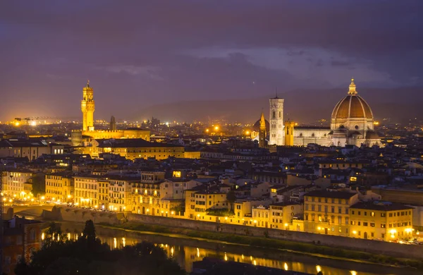 Şehir, Toskana bölgesindeki Floransa akşam üzerinde havadan görünümü
