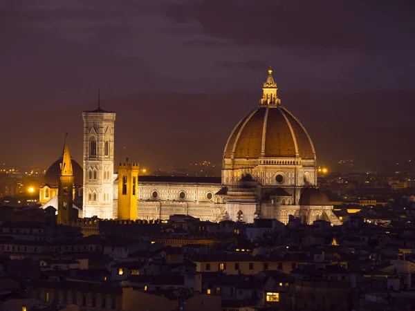 Il Duomo di Firenze in Piazza Duomo di notte - incredibile vista aerea — Foto Stock