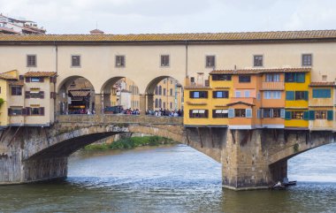 Iconic Vecchio Köprüsü nehir üzerinde Floransa'da Arno Ponte Vecchio denir.