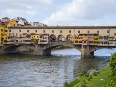 Iconic Vecchio Köprüsü nehir üzerinde Floransa'da Arno Ponte Vecchio denir.