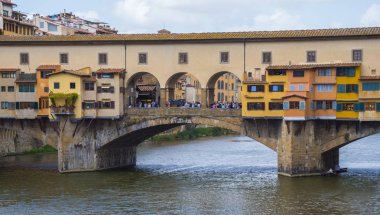 Iconic Vecchio Köprüsü nehir üzerinde Floransa'da Arno Ponte Vecchio denir.
