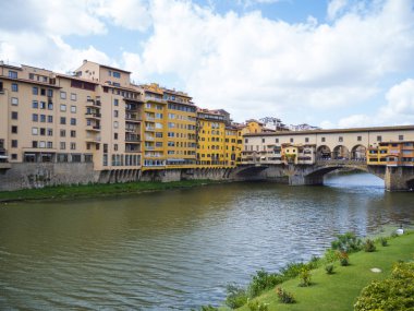 Güzel Arno Nehri ve Floransa'daki Ponte Vecchio Köprüsü