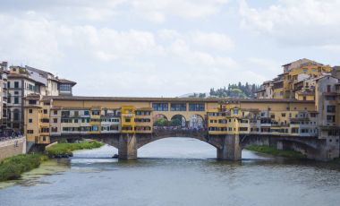 Iconic Vecchio Köprüsü nehir üzerinde Floransa'da Arno Ponte Vecchio denir.