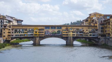 Iconic Vecchio Köprüsü nehir üzerinde Floransa'da Arno Ponte Vecchio denir.
