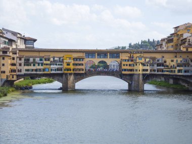 Iconic Vecchio Köprüsü nehir üzerinde Floransa'da Arno Ponte Vecchio denir.