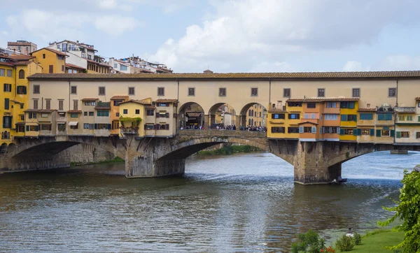 Iconic Vecchio Köprüsü nehir üzerinde Floransa'da Arno Ponte Vecchio denir.