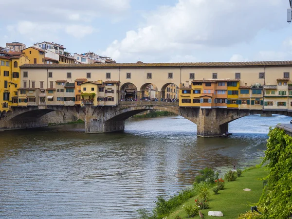 Iconic Vecchio Köprüsü nehir üzerinde Floransa'da Arno Ponte Vecchio denir.
