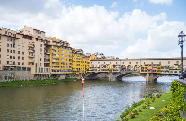 Iconic Vecchio Köprüsü nehir üzerinde Floransa'da Arno Ponte Vecchio denir.