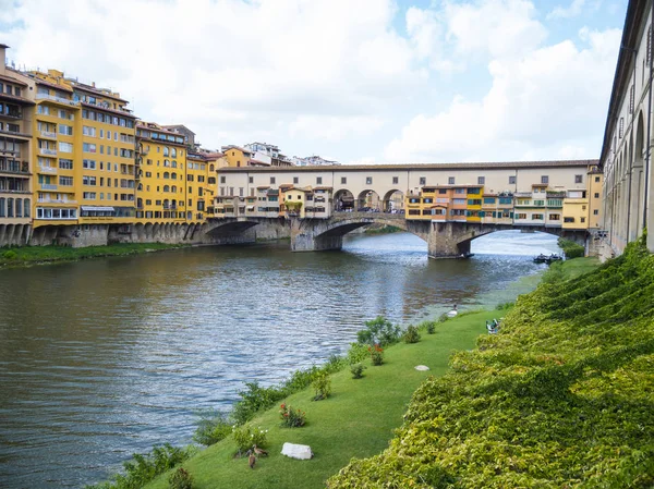 Iconic Vecchio Köprüsü nehir üzerinde Floransa'da Arno Ponte Vecchio denir.