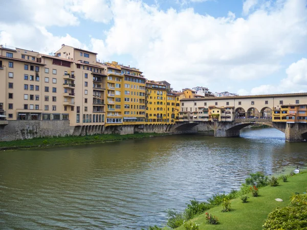 Güzel Arno Nehri ve Floransa'daki Ponte Vecchio Köprüsü