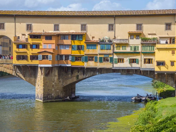 Iconic Vecchio Köprüsü nehir üzerinde Floransa'da Arno Ponte Vecchio denir.