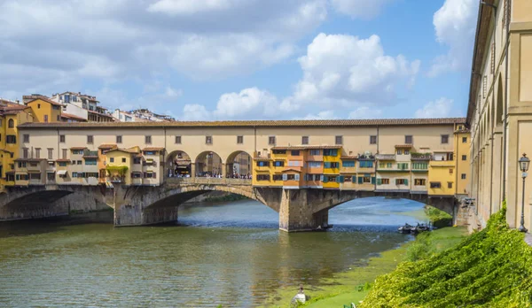 Iconic Vecchio Köprüsü nehir üzerinde Floransa'da Arno Ponte Vecchio denir.