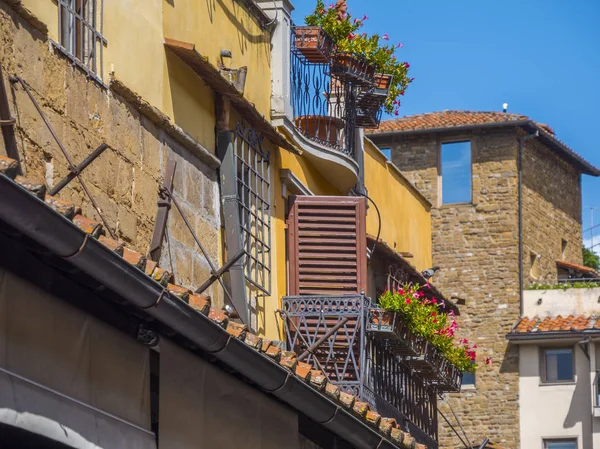 Güzel İtalyan tarzı binalar, Floransa'daki Ponte Vecchio Köprüsü
