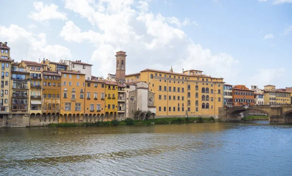Floransa'da Arno Nehri boyunca güzel binalar