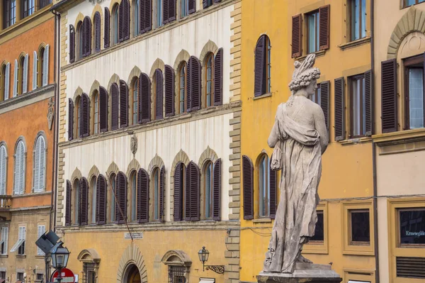 As belas buidlings de estilo italiano ao longo do rio Arno em Florença — Fotografia de Stock