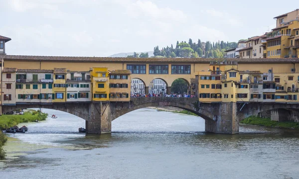 Iconic Vecchio Köprüsü nehir üzerinde Floransa'da Arno Ponte Vecchio denir.