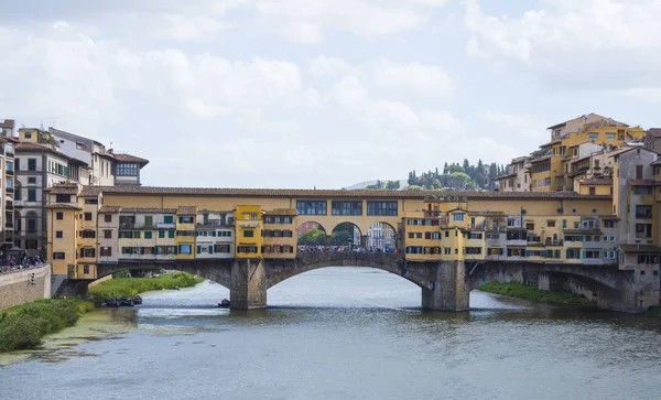Iconic Vecchio Köprüsü nehir üzerinde Floransa'da Arno Ponte Vecchio denir.