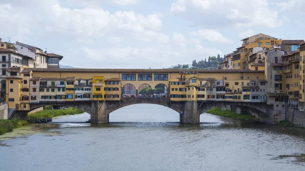 Iconic Vecchio Köprüsü nehir üzerinde Floransa'da Arno Ponte Vecchio denir.