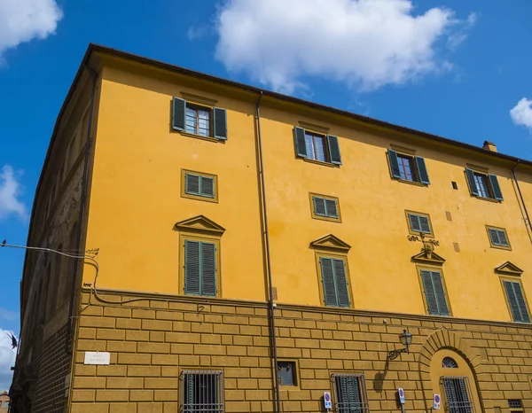 Os belos edifícios na Praça Pitti em Florença - estilo italiano — Fotografia de Stock