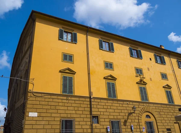 Os belos edifícios na Praça Pitti em Florença - estilo italiano — Fotografia de Stock