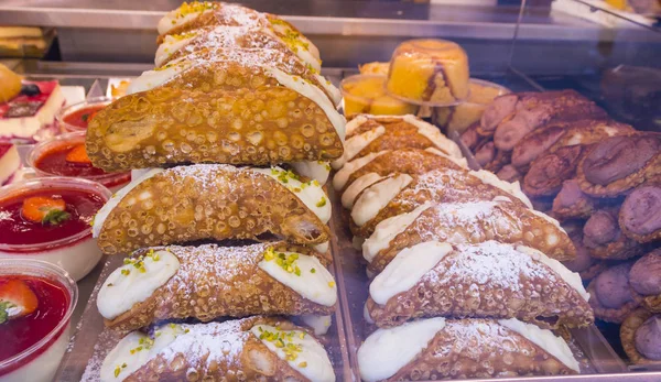 Bir tipik İtalyan pasta uzmanlık - ünlü Cannoli