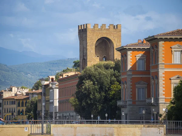 Edifícios antigos nas margens do rio Arno em Florença — Fotografia de Stock