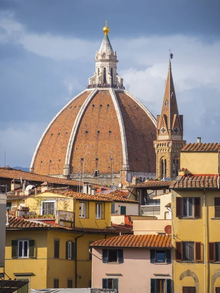Şehir merkezinde Floransa Katedrali'nin kubbesi