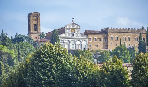 Floransa'da Arno Nehri kıyısında, eski binalar