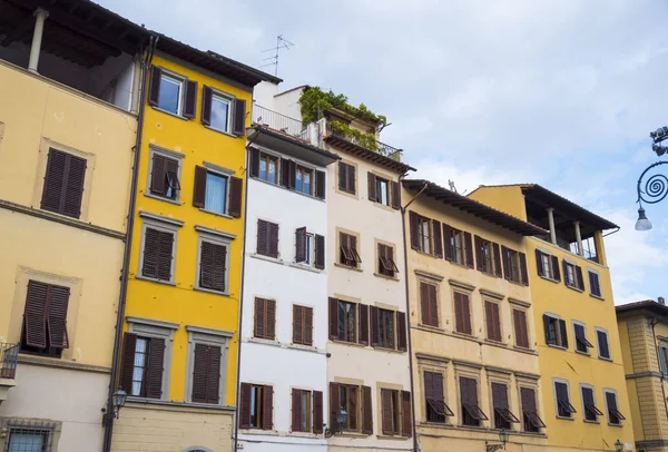 Belos edifícios de estilo italiano na Praça Santa Croce em Florença — Fotografia de Stock