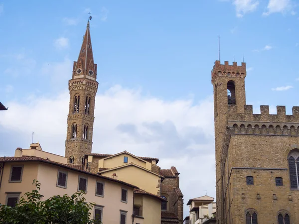 Церковь Бадия Фиорентина в центре Флоренции — стоковое фото