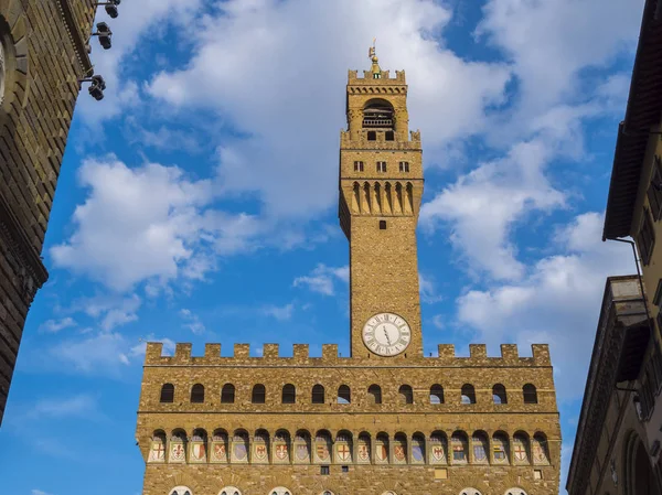 フィレンツェのヴェッキオ宮殿の歴史的な市内中心部の有名なヴェッキオ宮殿 — ストック写真