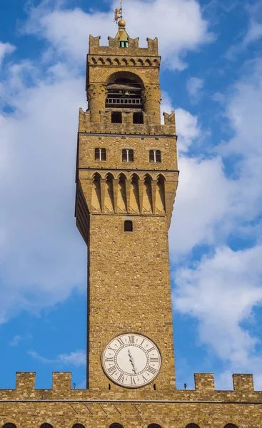 フィレンツェのヴェッキオ宮殿のアルノルフォ タワー — ストック写真