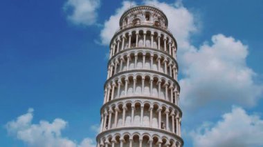 Şaşırtıcı Leaning Tower of Pisa mavi gökyüzü karşı
