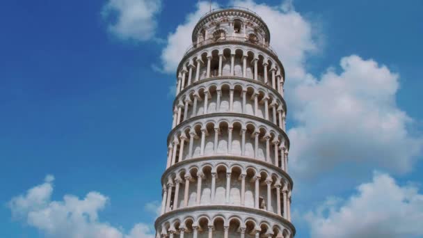 Increíble torre inclinada de Pisa contra el cielo azul — Vídeos de Stock