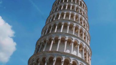 Şaşırtıcı Leaning Tower of Pisa mavi gökyüzü karşı