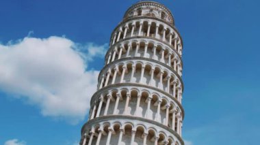 Şaşırtıcı Leaning Tower of Pisa mavi gökyüzü karşı