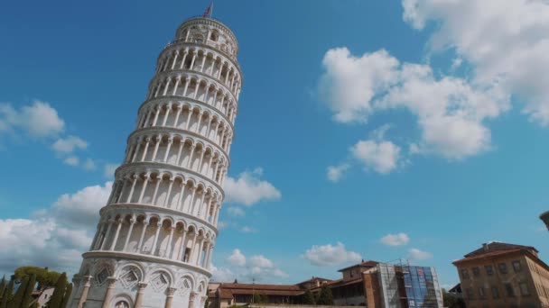 Geweldige scheve toren van Pisa tegen blauwe hemel — Stockvideo