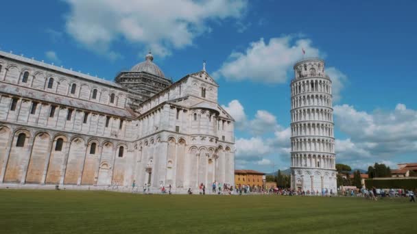 Pisa-Kathedrale und schiefer Turm am Domplatz — Stockvideo