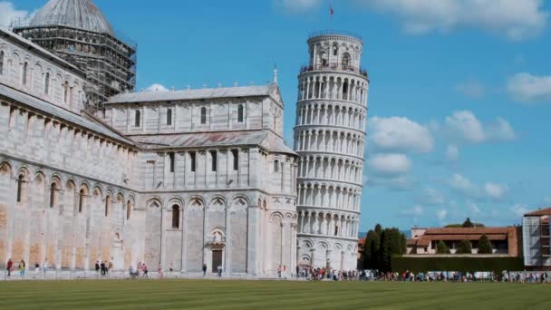 Pisa-Kathedrale und schiefer Turm am Domplatz — Stockvideo