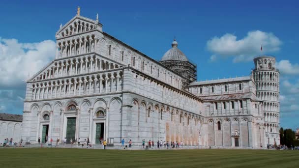 Pisa-Kathedrale und schiefer Turm am Domplatz — Stockvideo